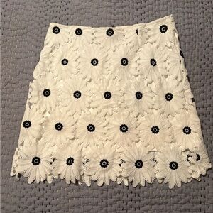 Like New Francesca’s White Floral Daisy Mini Skirt Mi Ami Medium Scalloped Lace